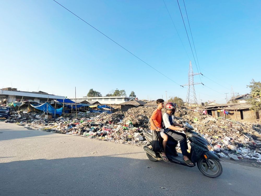 Heaps of garbage seen dumped behind Supermarket complex in Dimapur on December 3. Speaking to one resident whose house was just adjacent to the pile of garbage, she complained of the foul smell and flies emanating from it. “It is very difficult for us to live here but what can we do,” she told The Morung Express. She alleged that trucks kept coming to dump their waste on the site every day, adding that it has almost been a month now. On November 24, 2022, the National Green Tribunal (NGT) had slapped Rs 200 crore fine on Nagaland state for its failure to scientifically manage liquid and solid waste, in violation of mandate of law, particularly judgements of the Supreme Court and the Tribunal. At the present Nagaland generates 282.43 tonnes of waste per day according to the NGT report. (Morung Photo)